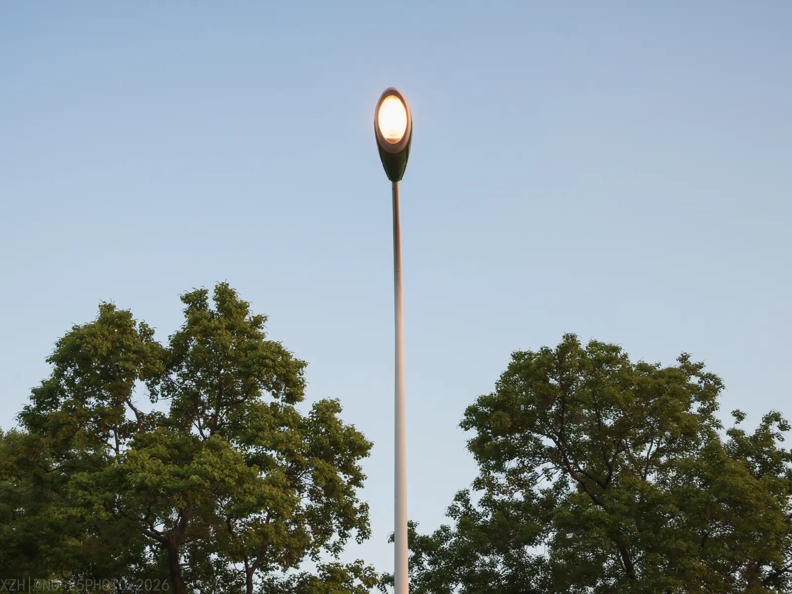 092 E8b64093